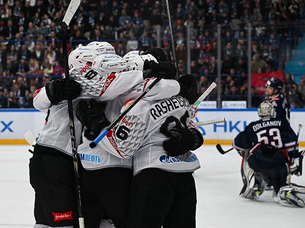 РЕШИЛИ В ТРЕТЬЕМ ПЕРИОДЕ | Победная раздевалка «Авангарда» после 3-го матча с «Нефтехимиком»