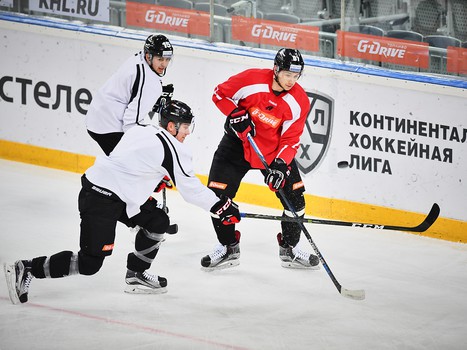 Виталий Меньшиков принял участие в раскатке "Авангарда" перед матчем с "Трактором"