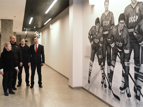 Елена Мизулина в Хоккейной Академии «Авангард»