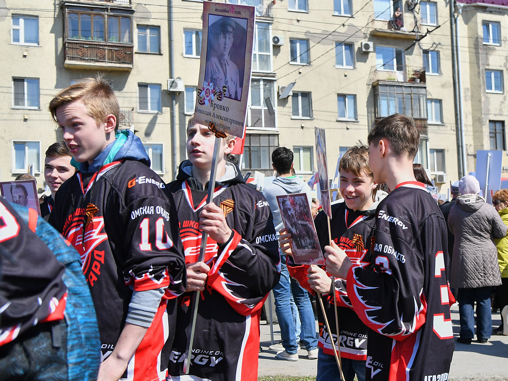 Воспитанники хоккейной школы "Авангард" участвуют в акции "Бессмертный полк"