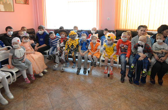 Хоккеисты "Авангарда" поздравили детей из ОДКБ с наступающим Новым годом