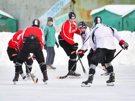 Тренировка "Авангарда" на стадионе "Юность" под открытым небом