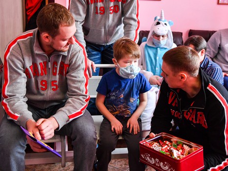 "Авангард" поздравил юных болельщиков из ОДКБ с наступающим Новым годом