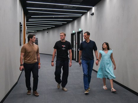 Александр Волков прилетел в Омск