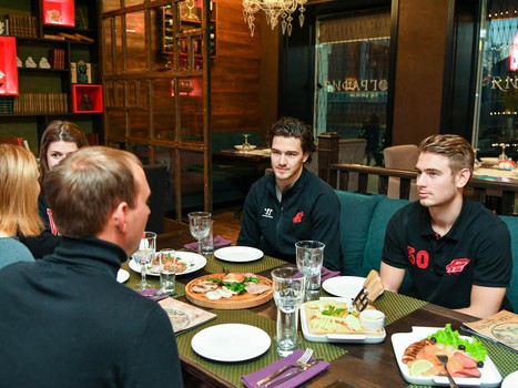 Ужин болельщика с хоккеистами "Авангарда" Деннисом Эвербергом и Юханом Сундстрёмом