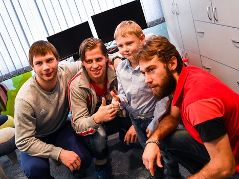 "Авангард" поздравил юных болельщиков из ОДКБ с наступающим Новым годом