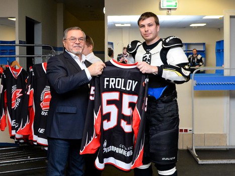 "Офисные Ястребы": вручение игровых свитеров и ледовая тренировка