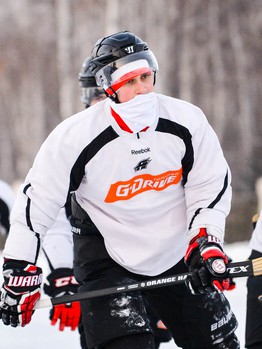 "Авангард" сыграл в хоккей с мячом под открытым небом