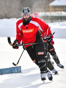 Тренировка "Авангарда" на стадионе "Юность" под открытым небом