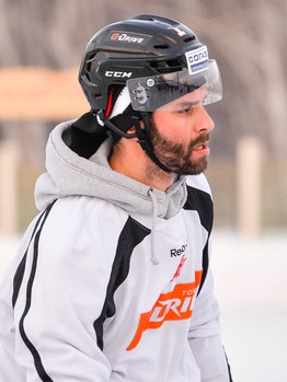 "Авангард" сыграл в хоккей с мячом под открытым небом