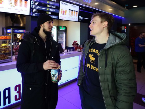 Игроки «Авангарда» посмотрели фильм «Лёд 2»