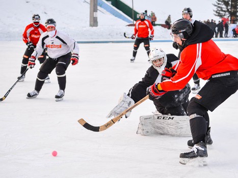 "Авангард" сыграл в хоккей с мячом под открытым небом