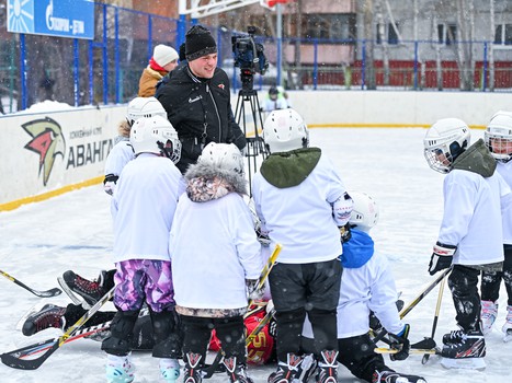 Уроки хоккея проходят в 10 школах Омска