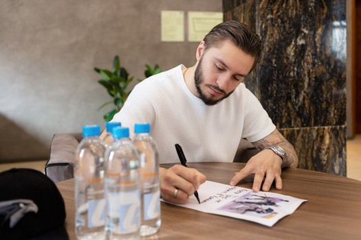 Договорённость о продлении контракта и автограф-сессия Семёна Чистякова в «Айсорс»