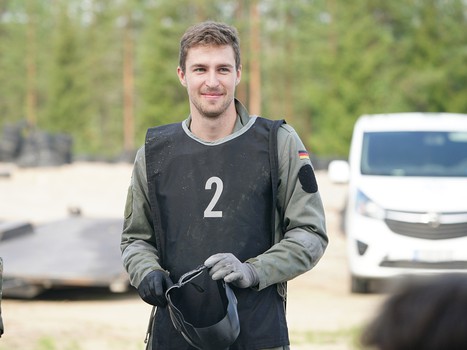 Братья по оружию. Игроки, тренеры и персонал "Авангарда" сыграли в пейнтбол