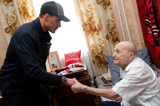 Наиль Якупов в гостях у 101-летнего болельщика Юрия Чернобыльского