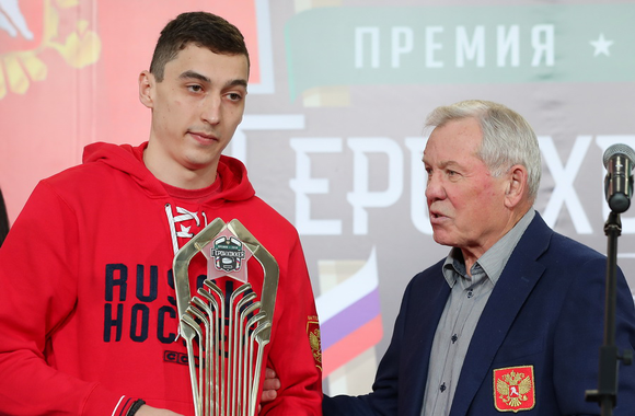 Илья Михеев - лауреат премии «Герои хоккея» в номинации «Лучший новичок»