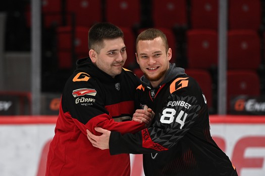 Массовые катания для 75 первых покупателей абонементов на матчи «Авангарда» в сезоне 2025/26 с Михаилом Гуляевым