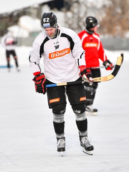Тренировка "Авангарда" на стадионе "Юность" под открытым небом