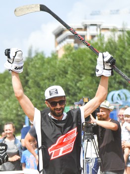 Жаркий хоккей: в Омске состоялся третий "Кубок Авангарда" по хоккею на песке