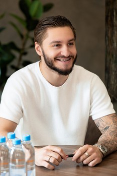 Договорённость о продлении контракта и автограф-сессия Семёна Чистякова в «Айсорс»