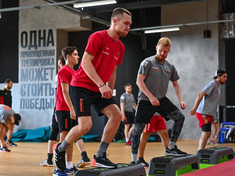 Глеб Трикозов и Михаил Гуляев тренируются с «Авангардом»