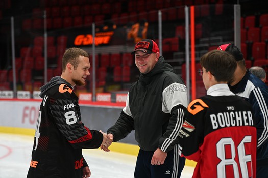 Массовые катания для 75 первых покупателей абонементов на матчи «Авангарда» в сезоне 2025/26 с Михаилом Гуляевым