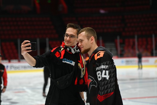 Массовые катания для 75 первых покупателей абонементов на матчи «Авангарда» в сезоне 2025/26 с Михаилом Гуляевым