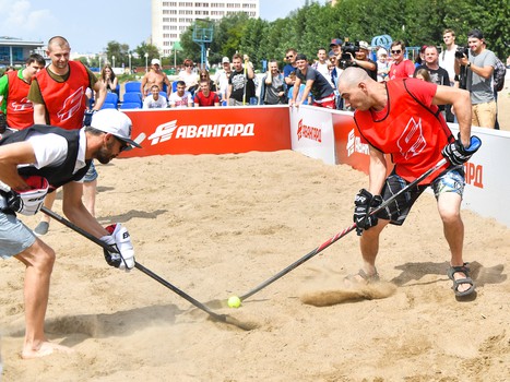 Жаркий хоккей: в Омске состоялся третий "Кубок Авангарда" по хоккею на песке