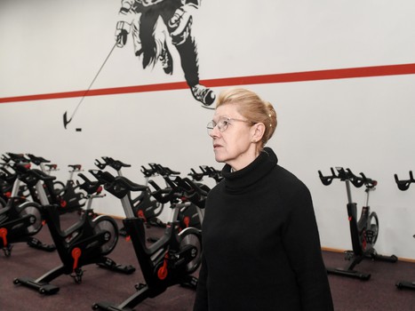 Елена Мизулина в Хоккейной Академии «Авангард»