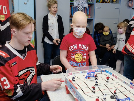 Новогодние подарки для юных болельщиков