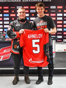 Вручение новогодних свитеров