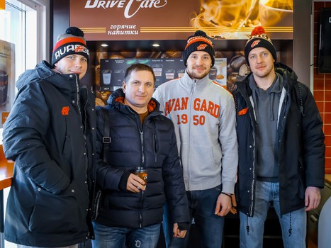 Хоккеисты "Авангарда" сыграли с омичами в настольный хоккей и поработали на заправке