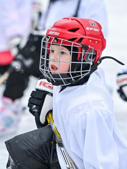 Уроки хоккея проходят в 10 школах Омска