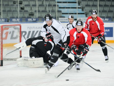 Сергей Гусев тренируется в основном составе перед матчем с "Витязем"