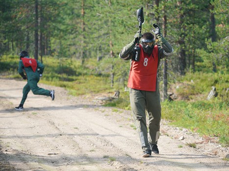 Братья по оружию. Игроки, тренеры и персонал "Авангарда" сыграли в пейнтбол