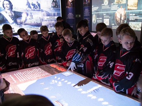 Олег Шилин с воспитанниками школы "Авангарда" на экскурсии в Историческом парке