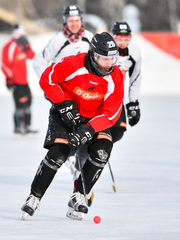 Тренировка "Авангарда" на стадионе "Юность" под открытым небом