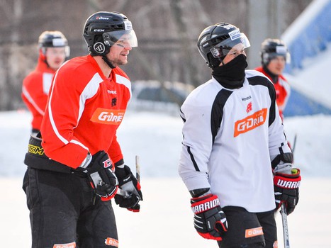"Авангард" сыграл в хоккей с мячом под открытым небом