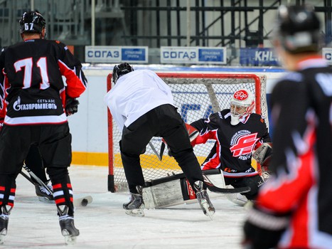 "Офисные Ястребы": вручение игровых свитеров и ледовая тренировка