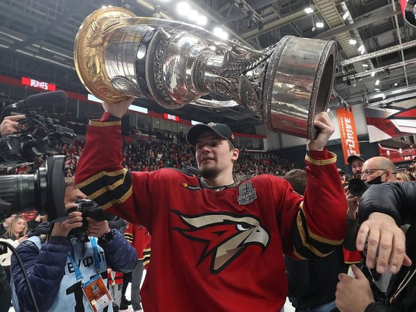 Очередной топ-трансфер «Авангарда». В Россию вернулся форвард, которого заставляли драться в НХЛ