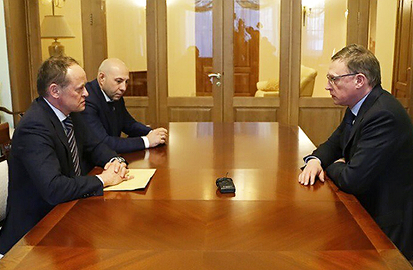 Максим Сушинский официально представлен Александру Буркову в качестве президента хоккейного клуба "Авангард"