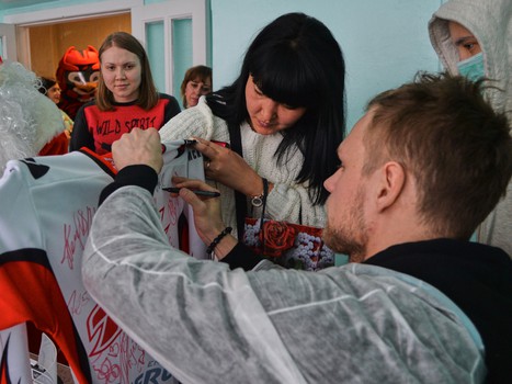 Владимир Соботка в гостях у юных болельщиков клуба из ОДКБ