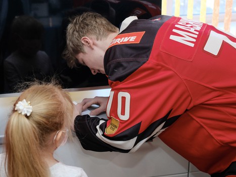 Новогодние подарки для юных болельщиков