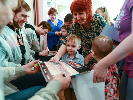 Сумманен, Калинин и Гончаров в гостях у юных пациентов ОДКБ