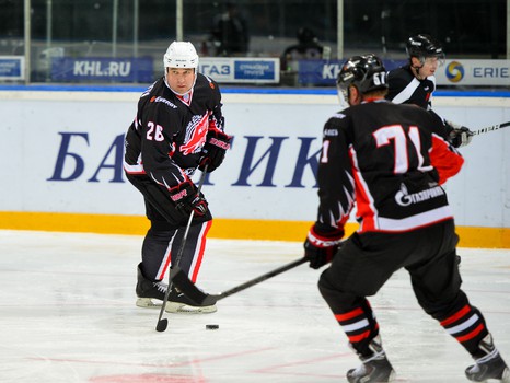 "Офисные Ястребы": вручение игровых свитеров и ледовая тренировка