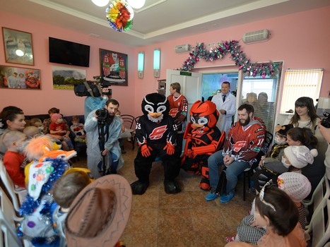 Хоккеисты "Авангарда" поздравили детей из ОДКБ с наступающим Новым годом