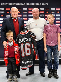 Вручение новогодних свитеров победителям аукциона