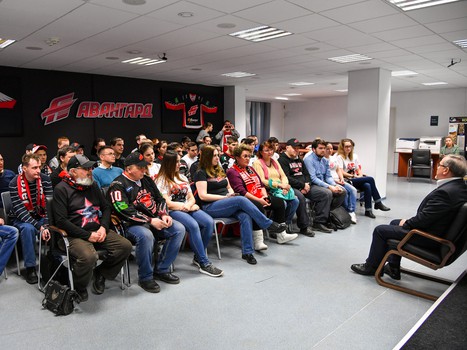 Встреча президента "Авангарда" Владимира Шалаева с болельщиками