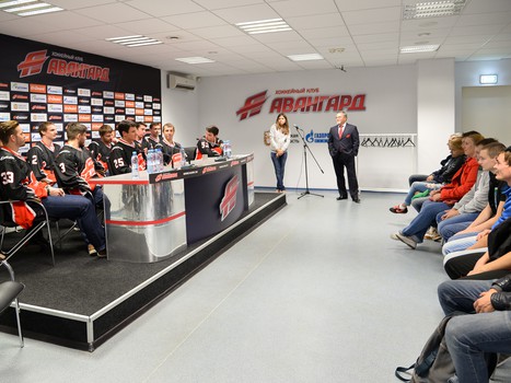 Пресс-конференция президента ХК "Авангард" Владимира Шалаева и представление новичков